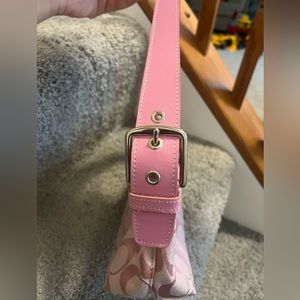 Light pink coach shoulder bag.